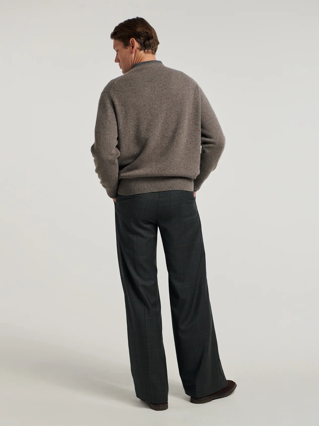 Elk 4 Ply Favourite V Neck Sweater - Image 4