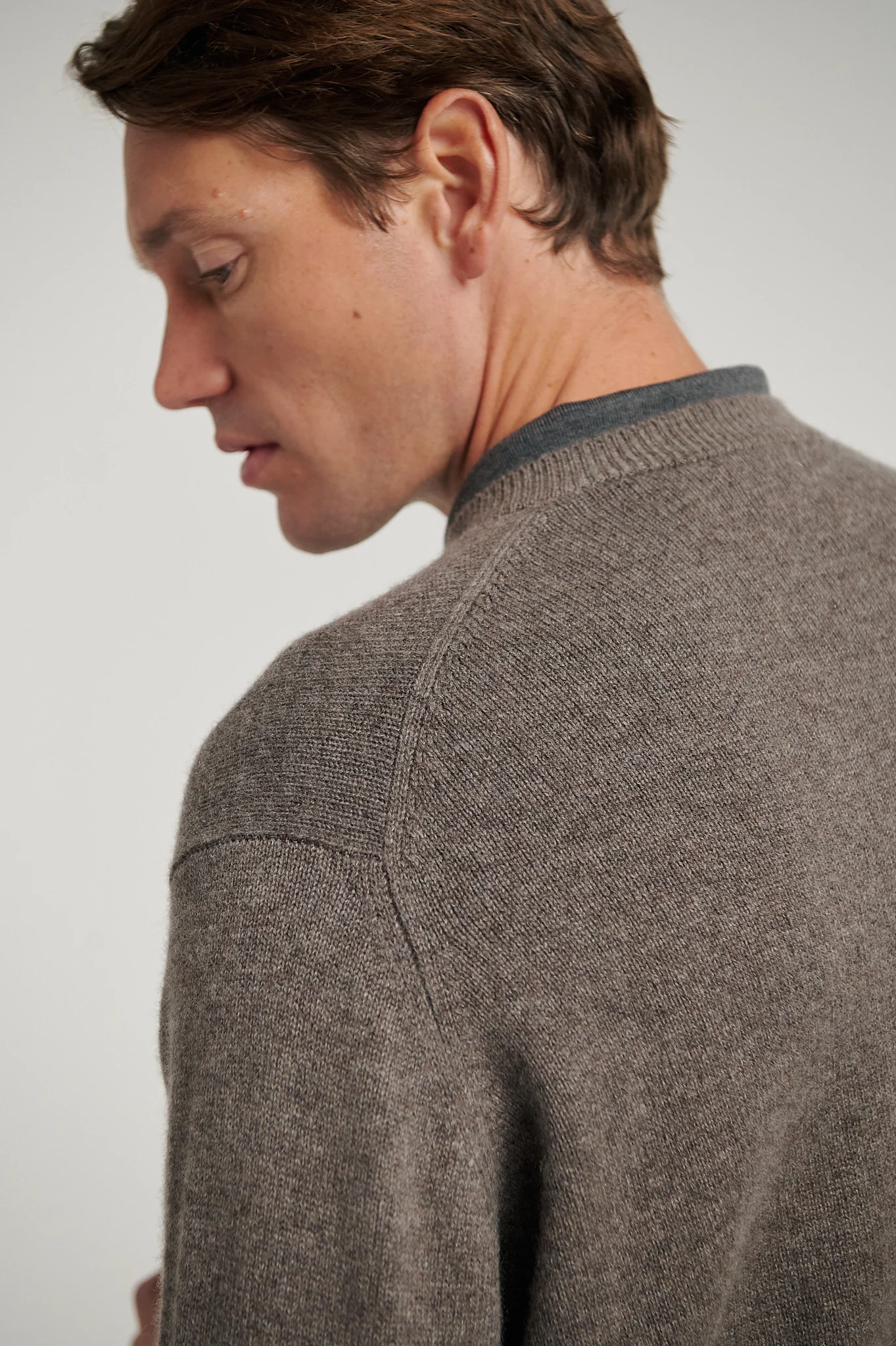 Elk 4 Ply Favourite V Neck Sweater - Image 5