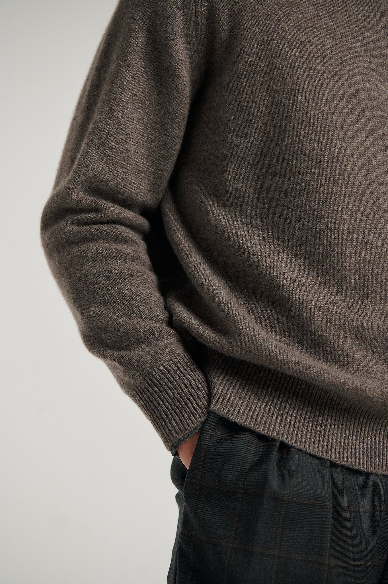 Elk 4 Ply Favourite V Neck Sweater - Image 6