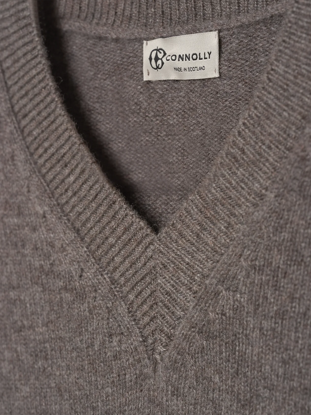 Elk 4 Ply Favourite V Neck Sweater - Image 7